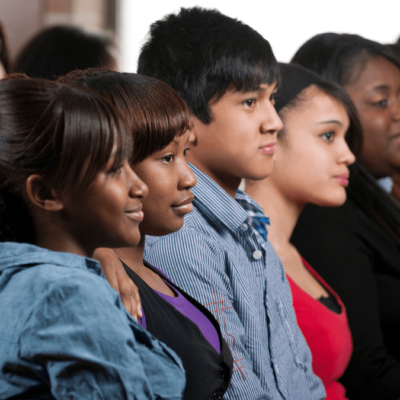 Jovens cristãos na igreja no site Andando com Jesus