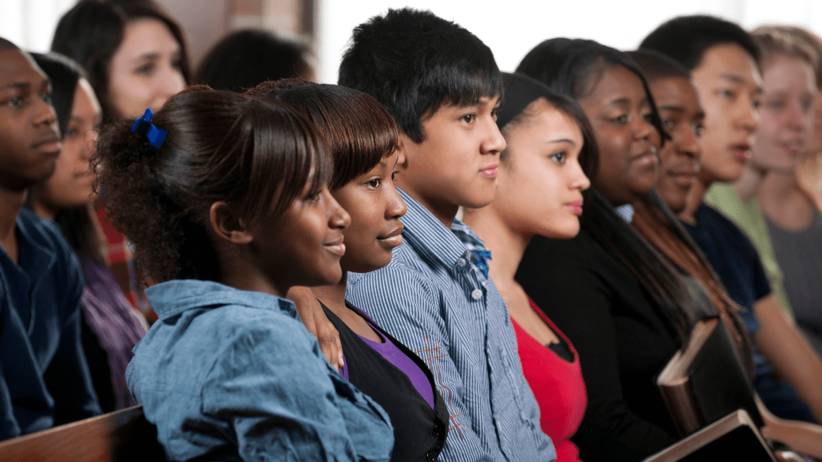 Jovens cristãos na igreja no site Andando com Jesus